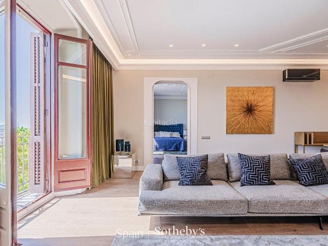Apartamento en venta en Barcelona, Gòtic. Apartamento refinado en un edificio histórico de 1850, 116 metros cuadrados, dos dormitorios, en el centro de la ciudad con terraz. Apartamentos.