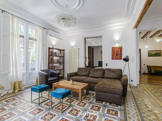 Apartamento en venta en Barcelona, Gòtic. Gran piso con estilo propio en la Barcelona más antigua. Apartamentos.