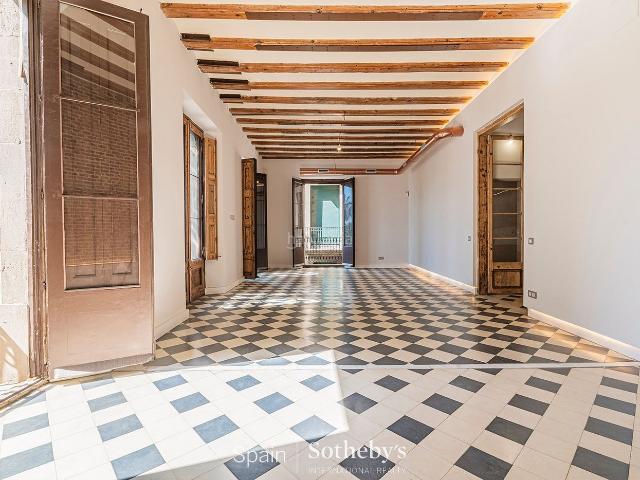 Apartamento en venta en Barcelona, Gòtic. Piso principal renovado en finca histórica con vistas al Port Vell. Apartamentos.