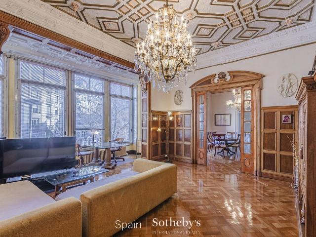 Apartamento en venta en Barcelona, Dreta de l´Eixample. Casa principal señorial con detalles históricos en el Eixample Derecho. Apartamentos.