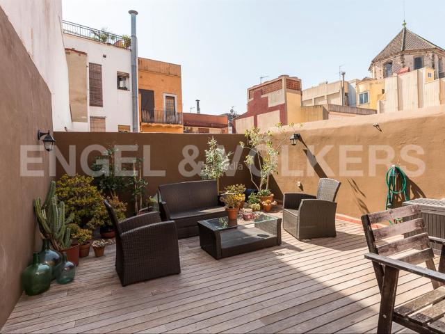 Apartamento en venta en Barcelona, Raval. Piso reformado con terraza de 30 m2, cerca de La Boquería y Las Ramblas. Apartamentos.