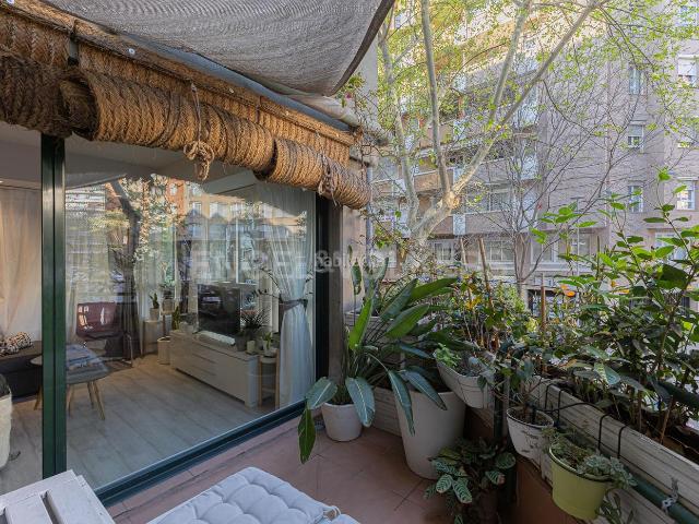 Apartamento en venta en Barcelona, La Nova Esquerra de l´Eixample. Encantador piso esquinero de 2 habitaciones, todo exterior, con 2 balcones a calle. Apartamentos.