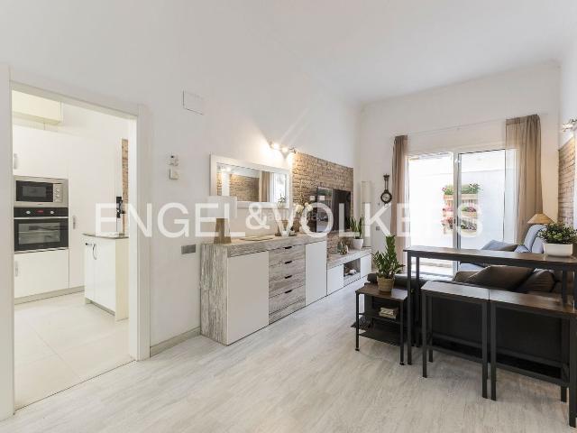 Apartamento en venta en Barcelona, Navas. Espacioso piso de 3 habitaciones con exterior ubicado en el Camp de lArpa. Apartamentos.