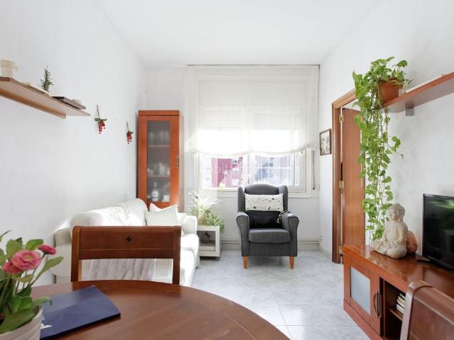 Apartamento en venta en Barcelona, Sagrada Família. PATIO 4m2 59M2 ÚTILES ORIENTACIÓN SUR MUY LUMINOSO 3 HABITACIONES 2 BAÑOS UBICACIÓN PRIME JUNTO A SAGRADA FAMILIA ASCENSOR. Apartamentos.
