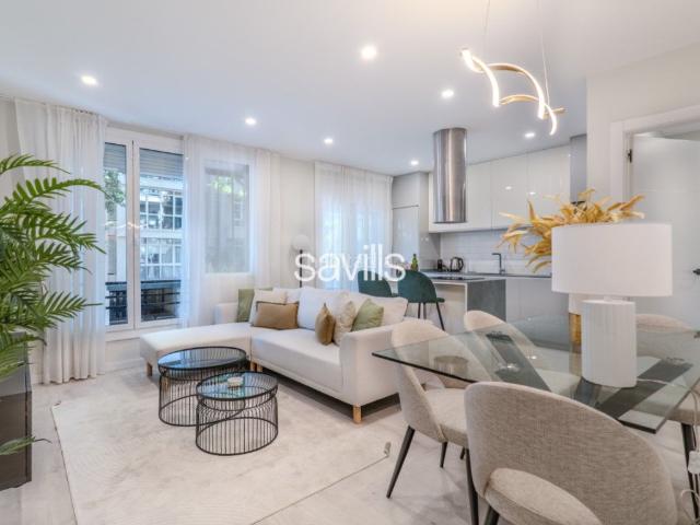 Apartamento en venta en Barcelona, Sagrada Família. Piso reformado y amueblado en finca clásica junto a la Sagrada Familia. Apartamentos.
