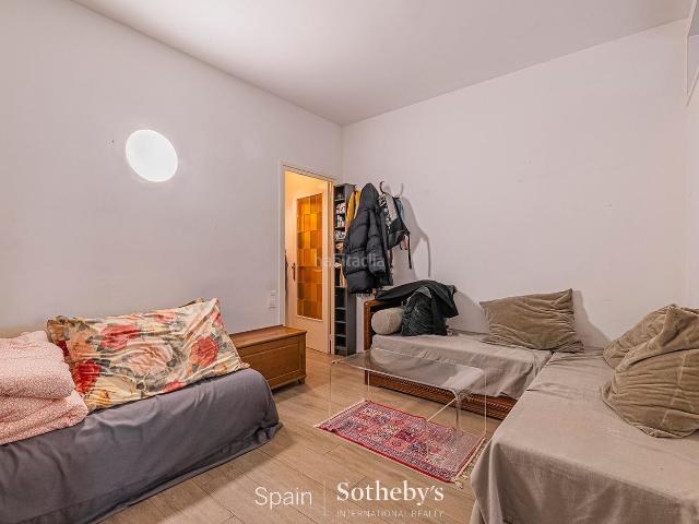 Apartamento en venta en Barcelona, Sant Antoni. Piso a renovar en Sant Antoni. Apartamentos.