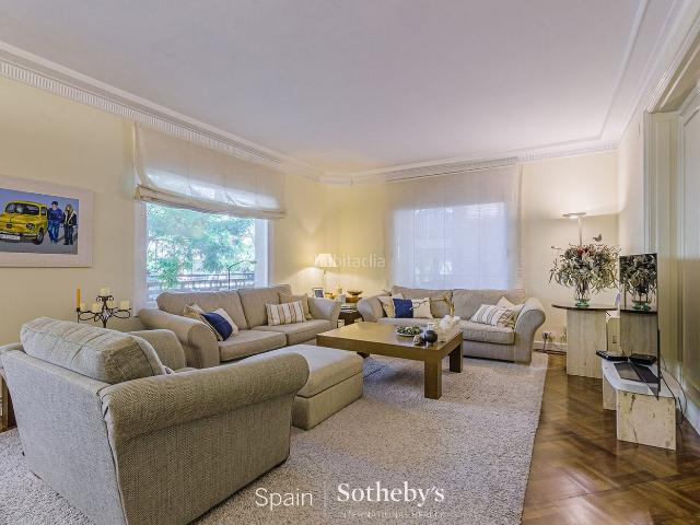 Apartamento en venta en Barcelona, Sant Gervasi Galvany. Amplio apartamento con terraza y estacionamiento. Apartamentos.
