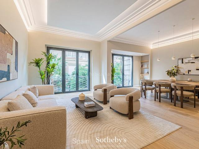 Apartamento en venta en Barcelona, Sant Gervasi Galvany. Elegante Piso Renovado de 5 Dormitorios en Barcelona. Apartamentos.