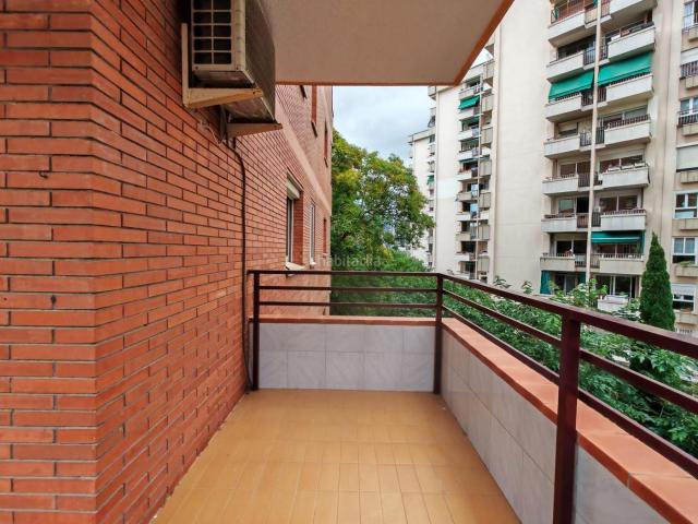 Apartamento en venta en Barcelona, Sant Ramon Maternitat. Piso con terraza y vistas despejadas junto al futuro Espai Barça. Apartamentos.