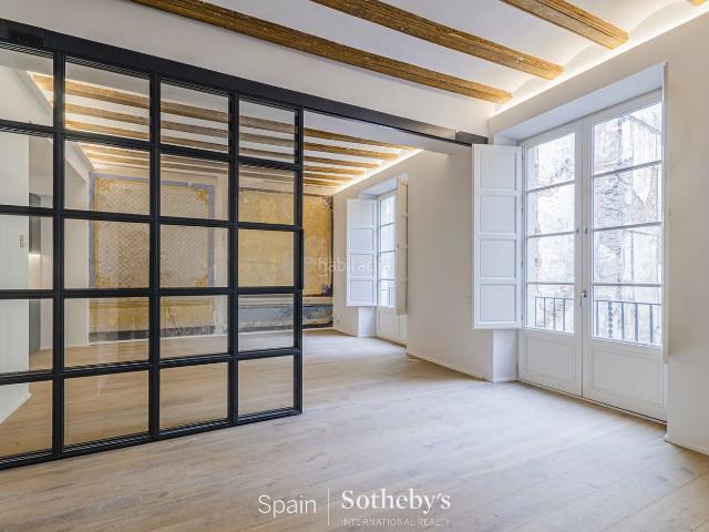 Apartamento en venta en Barcelona, St. Pere Sta. Caterina El Born. Amplio apartamento con 2 dormitorios y terraza en el centro histórico, con vistas panorámicas y comodidades modernas.