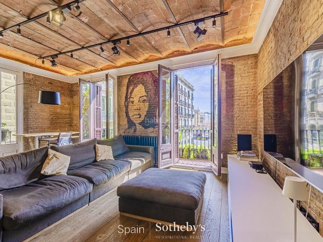 Apartamento en venta en Barcelona, St. Pere Sta. Caterina El Born. Elegante apartamento en El Born con vistas al Pla de Palau. Apartamentos.