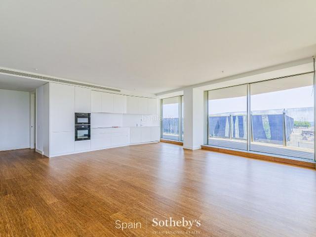 Apartamento en venta en Barcelona, Provençals del Poblenou. Venta Amplio apartamento de dos habitaciones con terraza y vistas al océano en un complejo residencial con infraestructura, ideal.