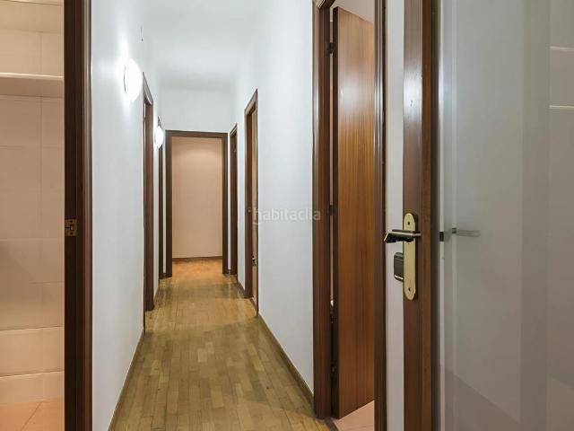 Apartamento en venta en Barcelona, Vallcarca Penitents. Luminoso apartamento reformado con balcón y terraza en Vallcarca Barcelona. Apartamentos.