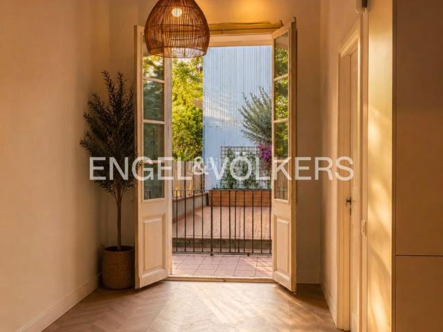 Apartamento en venta en Barcelona, Vila de Gràcia. Exclusivo piso reformado a estrenar con terraza privada de 35 m en finca regia de 1900. Apartamentos.