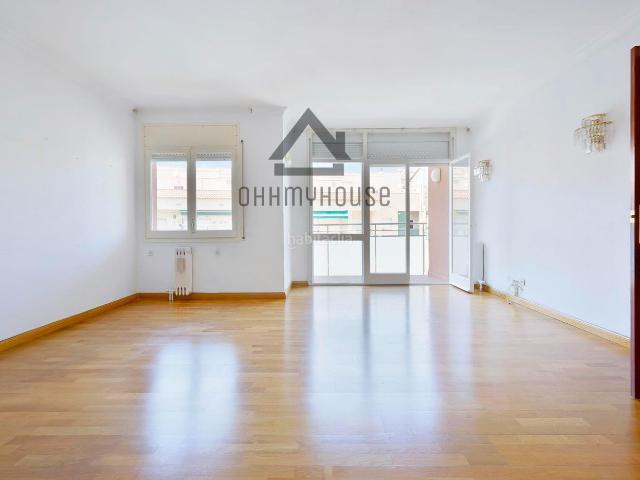 Apartamento en venta en Barcelona, Vilapicina Torre Llobeta. Luminoso piso de 96m2 con terraza junto al metro Vilapicina. Apartamentos.
