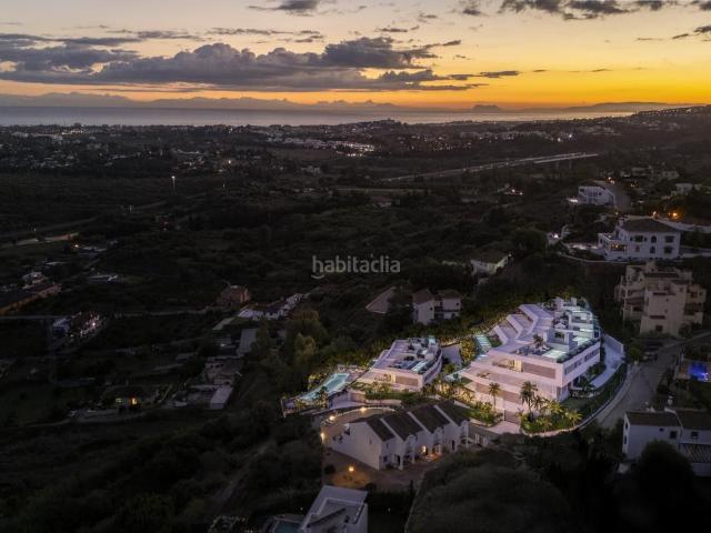 Apartamento en venta en Benahavís, Benahavís pueblo. Elegante apartamento dúplex de tres dormitorios en Benahavís con amplias terrazas, un gran nivel de almacenamiento privado y vista. Apartamentos.