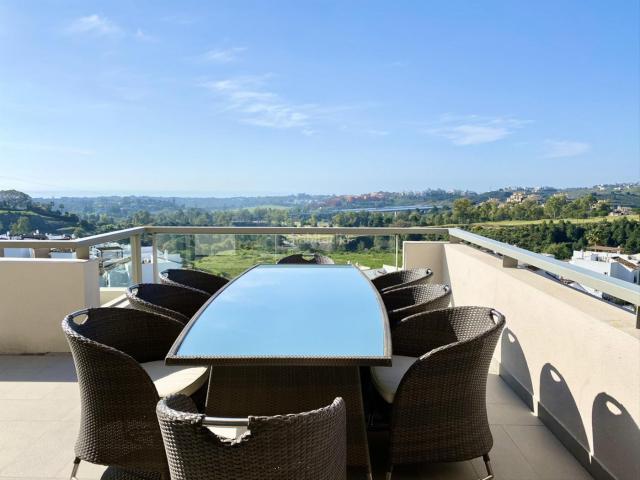 Apartamento en venta en Benahavís, Los Arqueros Puerto del Almendro. ¡Vive el Sueño Mediterráneo en Los Arrayanes Golf!. Apartamentos.
