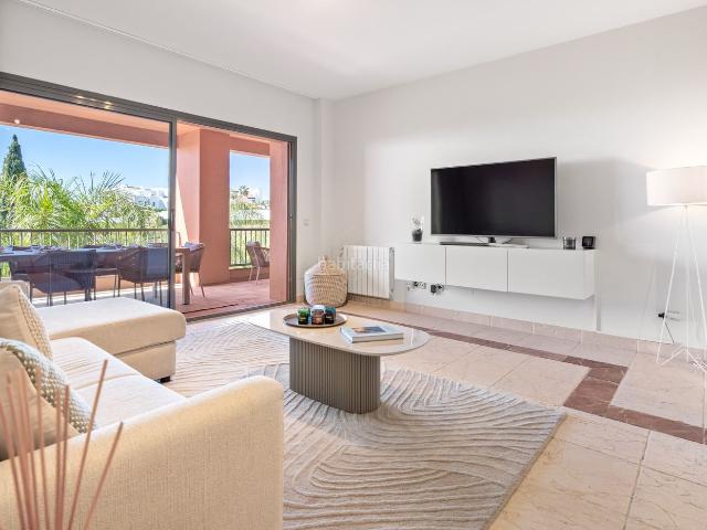 Apartamento en venta en Benahavís, Los Flamingos. Exclusivo apartamento con fantásticas vistas parciales al mar y al golf en Royal Flamingos Villa Padierna. Apartamentos.