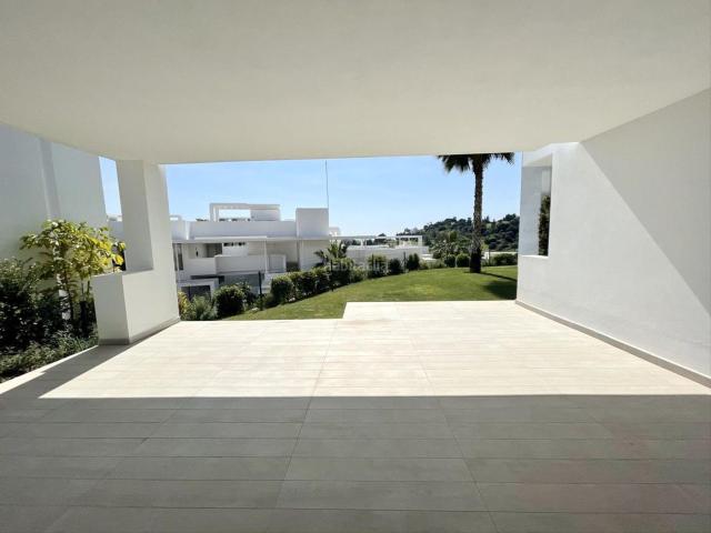 Apartamento en venta en Benahavís, La Alquería. Apartamento en planta baja con vistas a la piscina del complejo en Atalaya Hills, en Capanes Sur, Benahavis. Apartamentos.