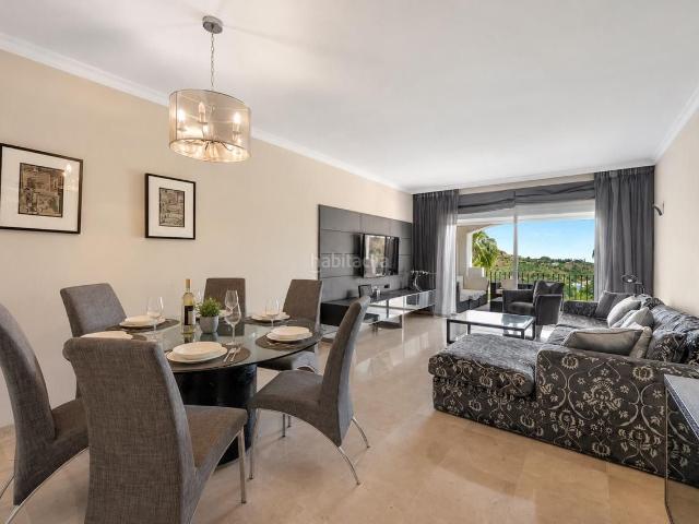 Apartamento en venta en Benahavís, La Quinta. Amplio apartamento en Altos de La Quinta con vistas al mar, junto al Valle del Golf. Apartamentos.