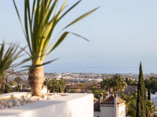 Apartamento en venta en Benahavís, La Quinta. Elegante apartamento de diseño con mobiliario Jacobsen en el Valle del Golf Benahavis Málaga. Apartamentos.