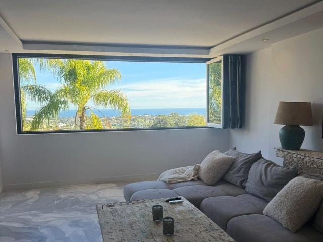 Apartamento en venta en Benahavís, La Quinta. Impresionante apartamento totalmente renovado en Urbanización Las Colinas de Marbella 2. Apartamentos.