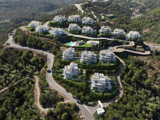 Apartamento en venta en Benahavís, Montemayor Marbella Club. Un Retiro Privado en la Ladera en BenahavísEN A Private Hillside Retreat in Benahavís. Apartamentos.