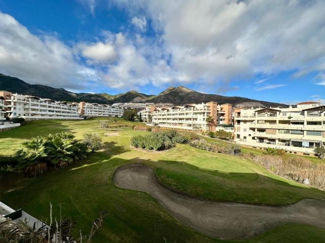 Apartamento en venta en Benalmádena, Montealto Monterrey. Se vende acogedor piso con vistas panorámicas a la montaña y al campo de golf en Arenal Golf. Apartamentos.