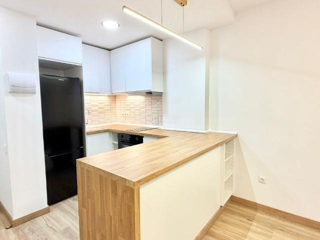 Apartamento en venta en Benalmádena, Parque de la Paloma. Magnífico piso reformado a estrenar en el Gamonal con terraza y ascensor. Apartamentos.