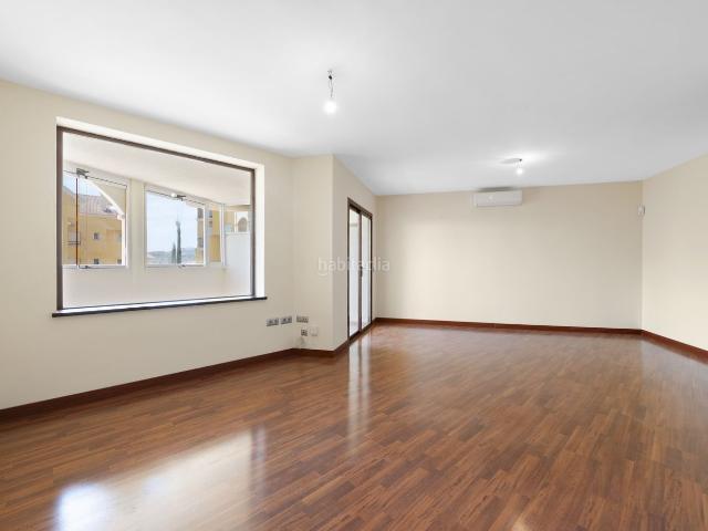 Apartamento en venta en Benalmádena, Parque de la Paloma. Apartamento de tres dormitorios con vistas al mar, terraza y aparcamiento en Benalmádena Costa. Apartamentos.