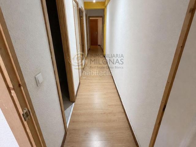 Apartamento en venta en Benidorm, Centro Urbano. Vive junto al Parque de Elche en este amplio piso de 3 dormitorios con terraza y vistas al mar. Apartamentos.