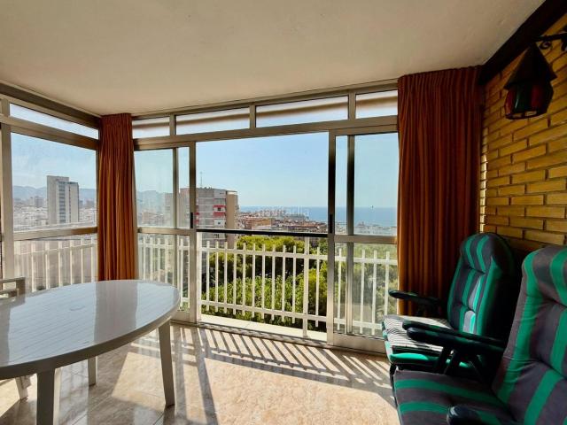 Apartamento en venta en Benidorm, Foietes. AMPLIA VIVIENDA DE ESQUINA CON DOS TERRAZAS, VISTAS AL MAR Y PISCINA EN BENIDORM. Apartamentos.