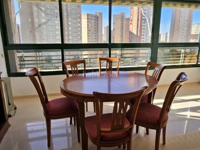 Apartamento en venta en Benidorm, Juzgados Plaza de Toros. Descubre este maravilloso apartamento en la prestigiosa urbanizacioacuten Coblanca 36. Con un disentildeo exterior y luminoso, cue.