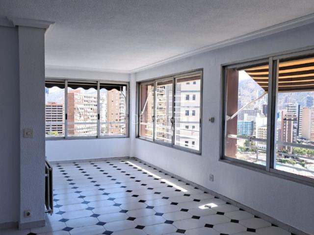 Apartamento en venta en Benidorm, Levante Alto. Espectacular Piso con Vistas al Mar y la Ciudad 160 m². Apartamentos.