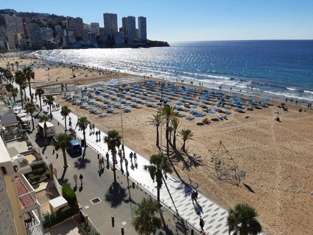 Apartamento en venta en Benidorm, Playa Levante. Increíble gran piso de esquina en 1 linea playa Levante con vistas panorámicas al mar y Benidorm. Apartamentos.