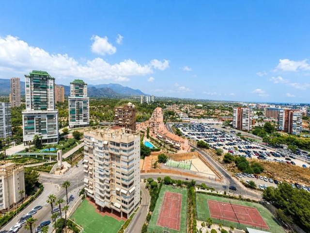 Apartamento en venta en Benidorm, Playa Poniente. Vive el lujo frente al mar! Espectacular piso de esquina en primera línea de la Playa de Poniente. Apartamentos.
