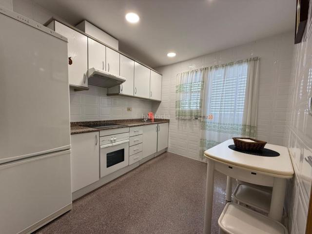 Apartamento en venta en Benidorm, Playa Poniente. Apartamento de 2 dormitorios en primera línea de la Playa de Poniente con parking, trastero y vistas al mar. Apartamentos.
