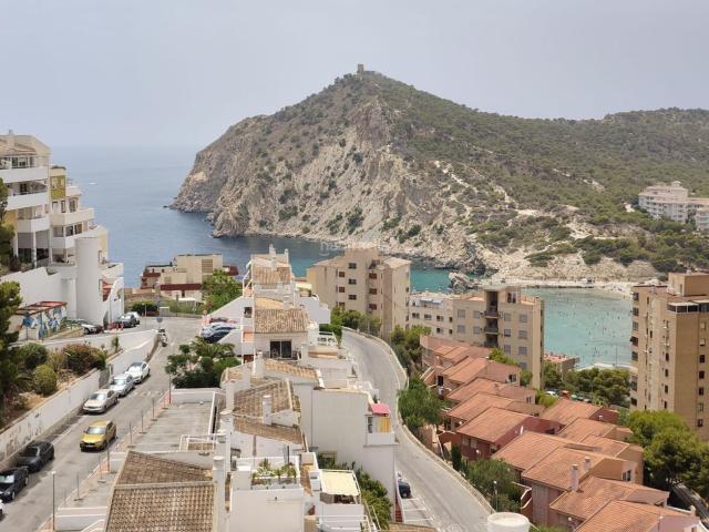 Apartamento en venta en Benidorm, Playa Poniente. Reformado apartamento con vistas preciosas al mar y montañas en zona Cala de Benidorm. Apartamentos.