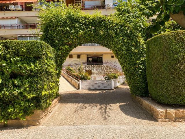 Apartamento en venta en Benidorm, Rincón Alto. Ático con vistas al mar, piscina, parking y la mejor ubicación en la zona llana del Rincón de Loix. Apartamentos.