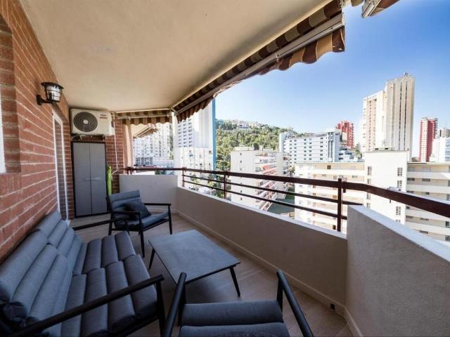 Apartamento en venta en Benidorm, Rincón Alto. Reformado apartamento con 2 dormitorios, amplia terraza y vistas al mar, cerca de playa Levante. Apartamentos.