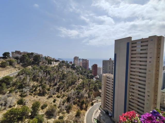 Apartamento en venta en Benidorm, Rincón Alto. Reformado piso de esquina con fantásticas vistas al mar y Benidorm desde gran terraza acristalada 25 m2. Apartamentos.