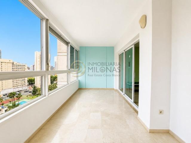 Apartamento en venta en Benidorm, Rincón Bajo. Exclusivo apartamento con gran terraza, vistas al mar y plaza de garaje en Gemelos 22 Playa de Levante, Benidorm. Apartamentos.