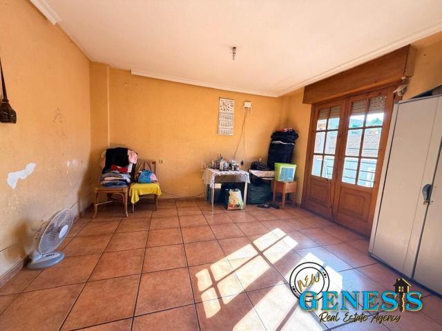 Apartamento en venta en Benijófar. ¡Vive la auténtica tranquilidad de Benijófar! Encantador apartamento en primera planta con cocina exterior y patio de luces. Apartamentos.