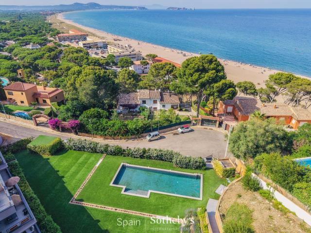 Apartamento en venta en Begur, Sa Riera Sa Fontansa Costa Brava. Apartamento a estrenar en primera línea de mar en Begur. Apartamentos.