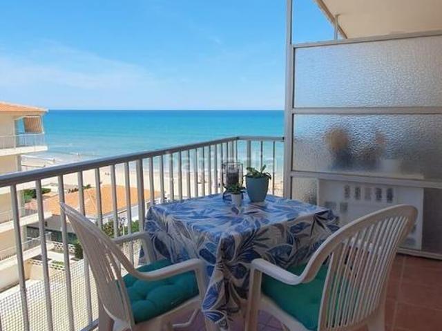 Apartamento en venta en Bellreguard. Magnífico apartamento situado en primera línea de la playa de Bellreguard. Apartamentos.