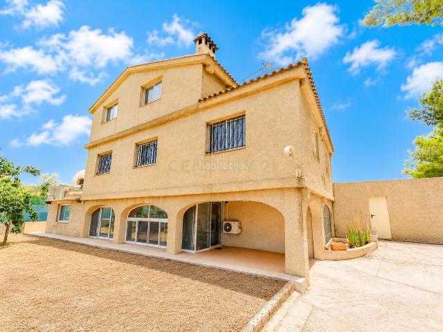 Apartamento en venta en Bétera, Los Pinares La Masia. Chalet con gran parcela, paellero y espacio para piscina en Bétera. Apartamentos.