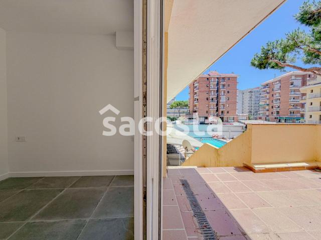Apartamento en venta en Blanes, Els Pins Costa Brava. Apartamento con amplia terraza, ideal como inversión o vivienda. Apartamentos.