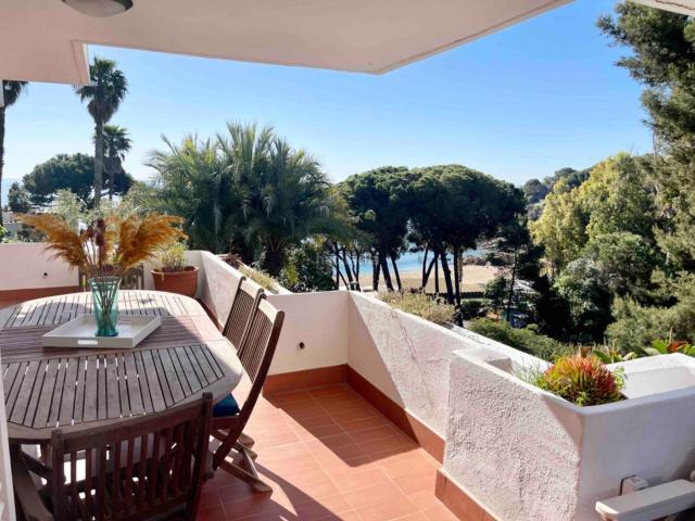 Apartamento en venta en Blanes, Santa Cristina Sant Francesc Costa Brava. Apartamento en Cala Sant Francesc. 4 hab. Licencia Turística. Parking. Piscina comunitaria. Apartamentos.
