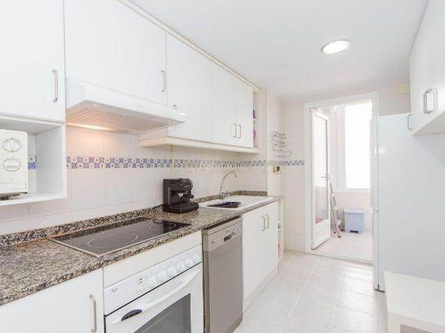 Apartamento en venta en Calp, Puerto. Apartamento en segunda línea de dos dormitorios con una amplia terraza cubierta con vistas al mar. Apartamentos.
