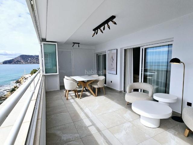 Apartamento en venta en Calp, Playa Arenal Bol. Lujoso apartamento de dos dormitorios en primera línea de playa con vistas panorámicas al mar en la ciudad de Calpe, Costa Blanca. Apartamentos.